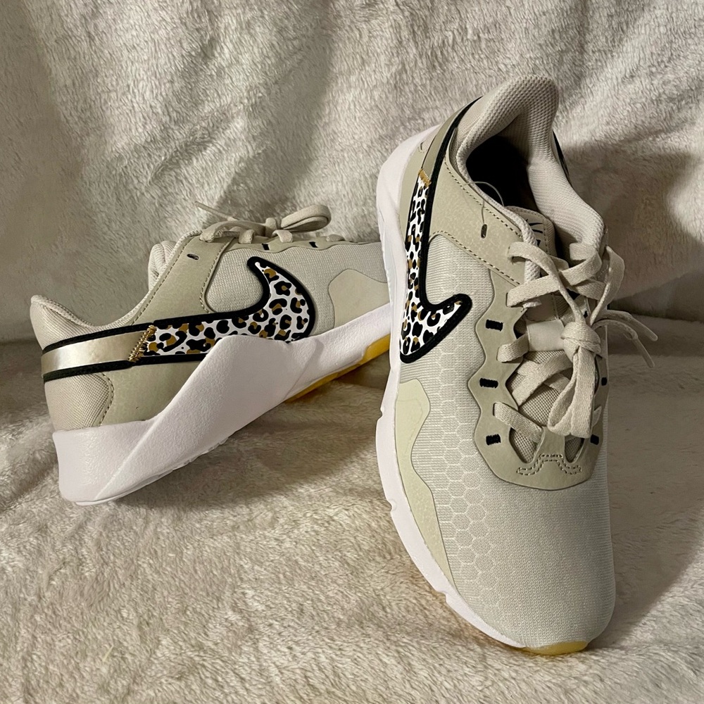 Nike NWOT Women's Neutral Off White/Gray Sneakers with Leopard Accent W7.5 - Picture 7 of 8